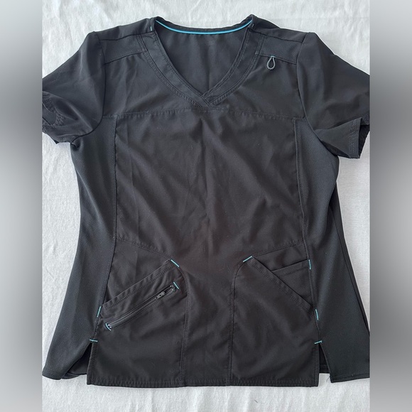 Women’s Black V-Neck Scrub Top with Multiple Pockets - Picture 1 of 11